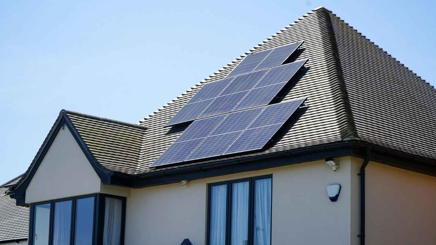 ein Haus mit Solarmodulen
