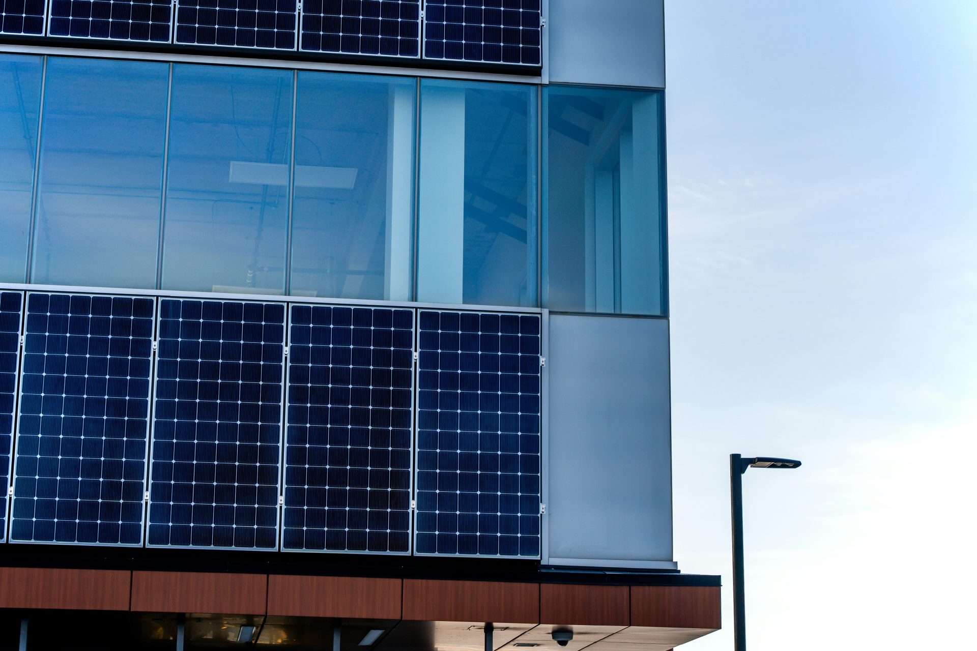 Moderne Gebäudefassade mit Solarmodulen und Glas